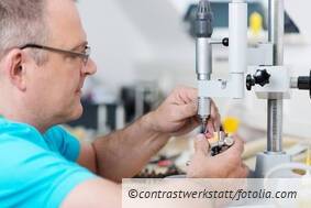 Abrechnung einer UK-Konfektions-Stegprothese mit vollverblendeten Einzelkronen in Edelmetall