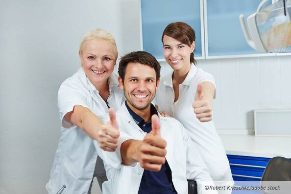 csm Zahnarzt ZFA Daumen Hoch Fotolia 55658011 M 02.jpg 1bd214e25b181ae7f255ee7b525bed7f 87ad77282a