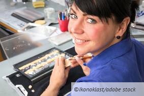 Keramik_Zahnersatz_Fotolia_50215794_L_01.jpg
