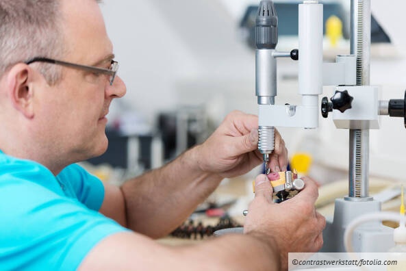 Abrechnung einer UK-Konfektions-Stegprothese mit vollverblendeten Einzelkronen in Edelmetall