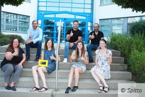 Spitta-Geschäftsführer Halil Recber (hinten, ganz rechts ) freut sich mit dem entolia-Team: Mario Walter, Daniel Oroz, Halil Recber (oben, von links); Tina Hauser, Katharina Colagrossi, Elena Gaußer, Isabelle Hauser (vorne).