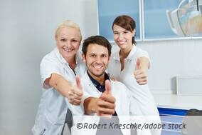 Zahnarzt-ZFA-Daumen-Hoch_Fotolia_55658011_M_02.jpg