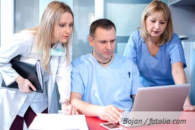 Zahnarzt_und_Mitarbeiterinnen_Fotolia_136588698_M_01.jpg