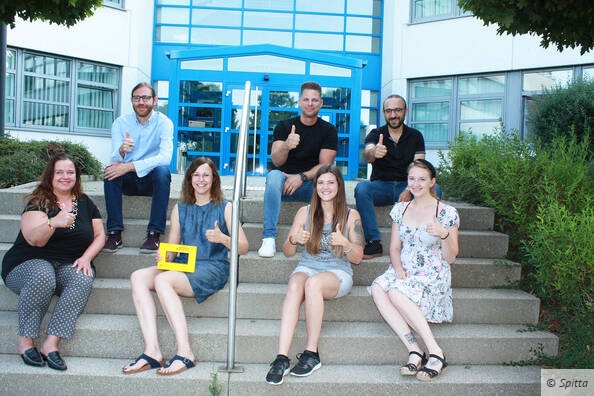 Spitta-Geschäftsführer Halil Recber (hinten, ganz rechts ) freut sich mit dem entolia-Team: Mario Walter, Daniel Oroz, Halil Recber (oben, von links); Tina Hauser, Katharina Colagrossi, Elena Gaußer, Isabelle Hauser (vorne).